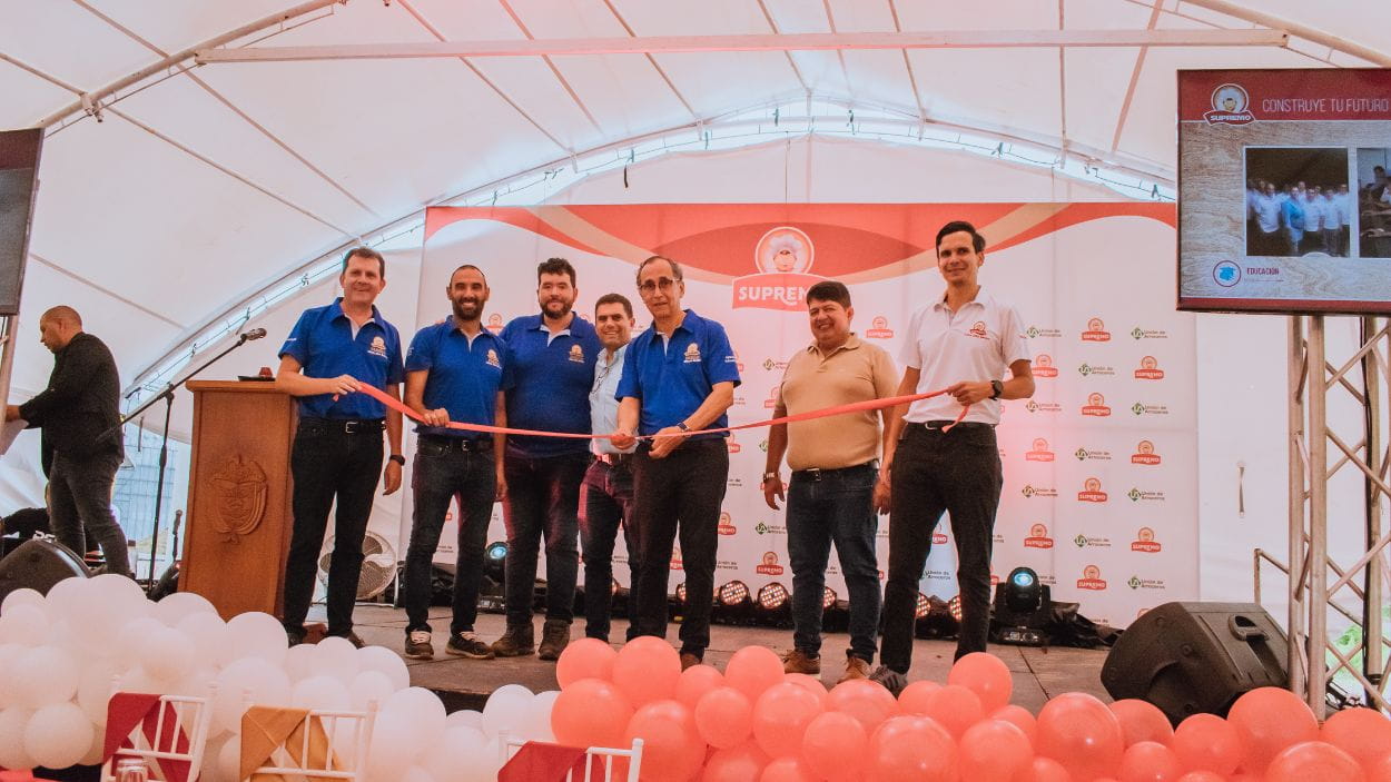 Personal de Arroz Supremo cortando el listón en la inauguración de su planta arrocera ecoamigable